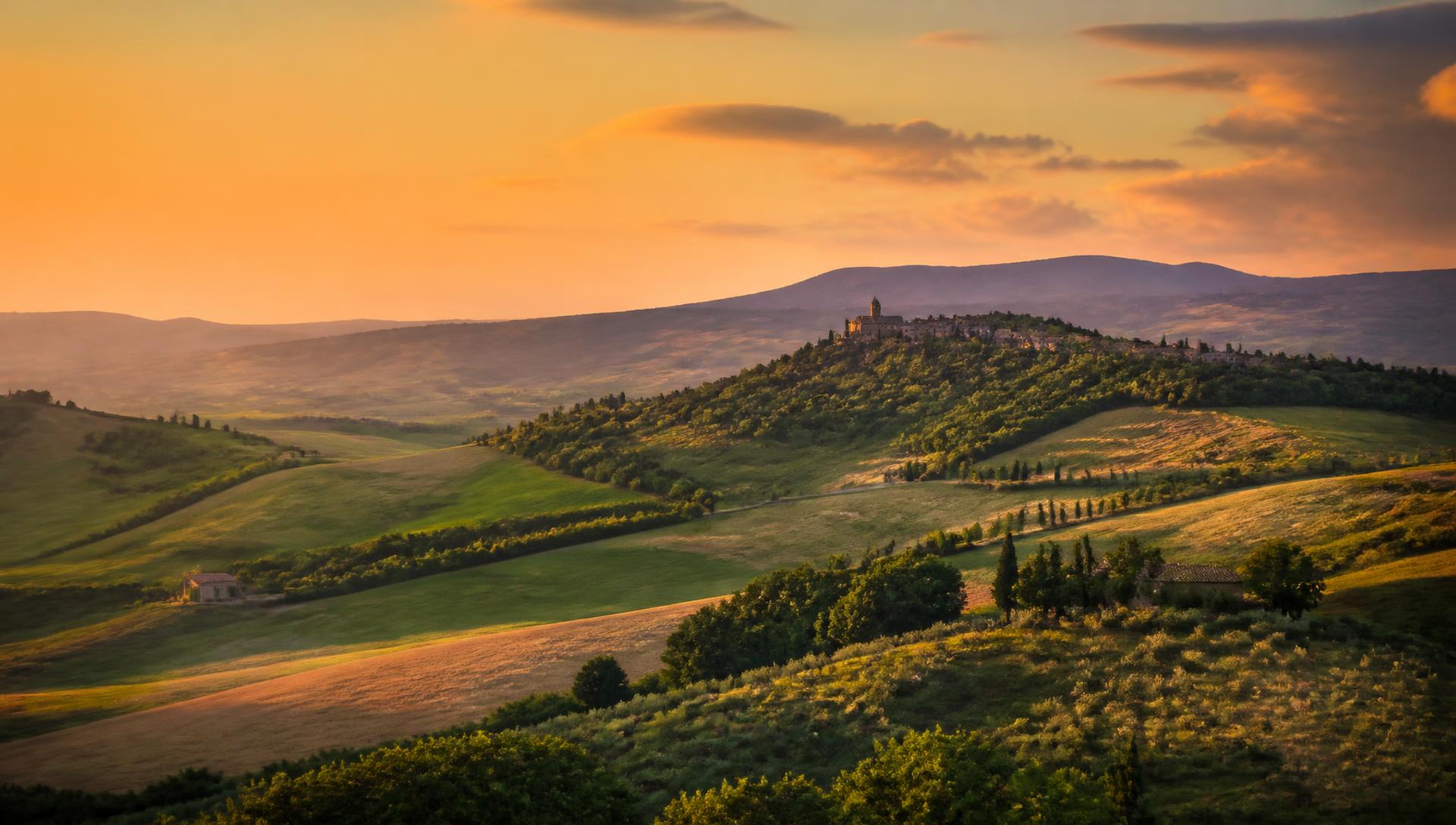 Colline umbre illuminate dalla luce del tramonto
